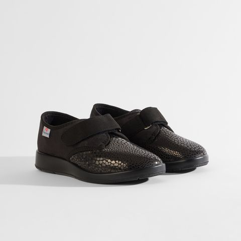 Schwarze Damenschuhe mit Klettverschluss und gemustertem Obermaterial.