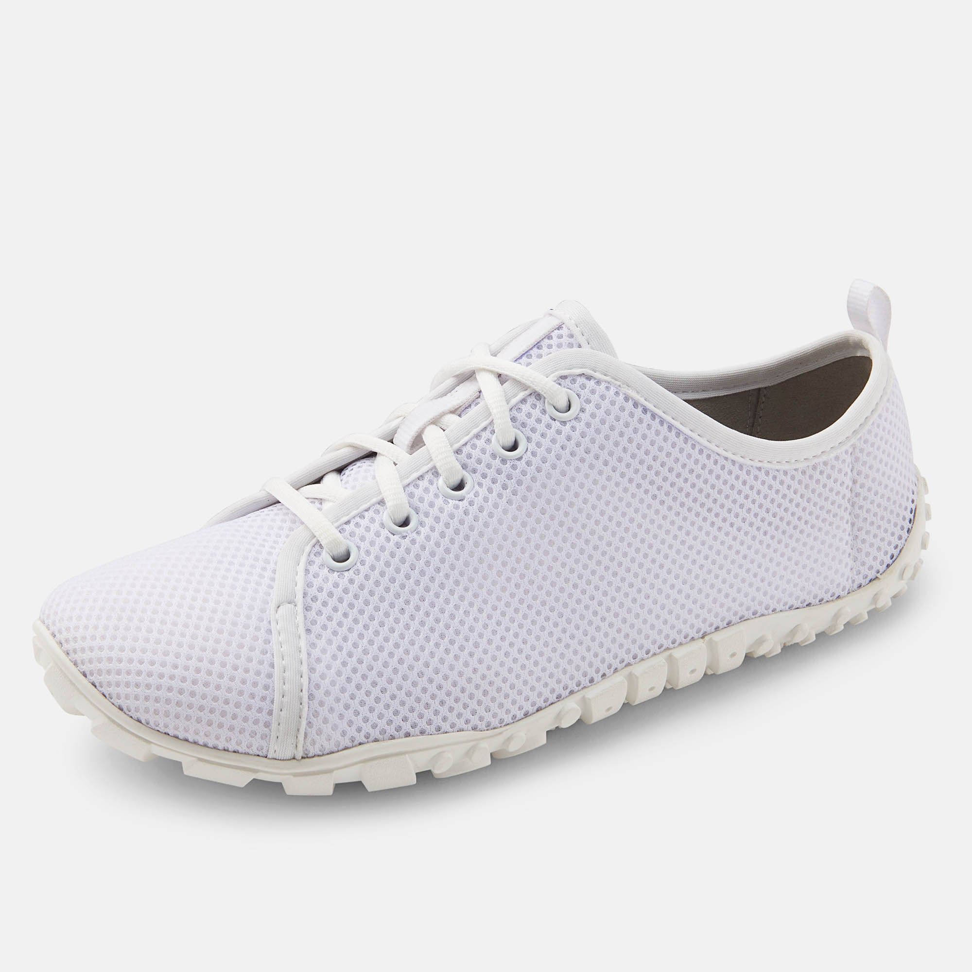 Weißer Schnürschuh. Mesh-Obermaterial, breite Passform. Gummisohle. Schuh von der Seite.