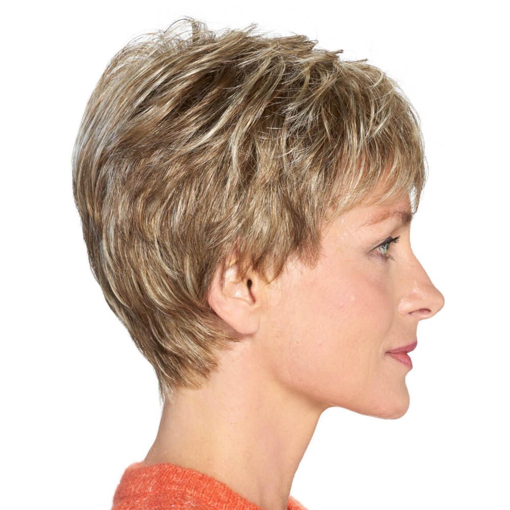Kurzhaarperücke mit blonden Strähnen. Seitenansicht. Oranger Pullover.