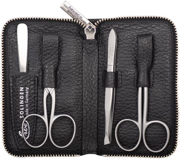 Schwarzes Leder-Etui mit Reißverschluss, geöffnet. Enthält Nagelschere, Pinzette, Nagelfeile und Hautschere. „Solingen“ und „handmade in Germany“.