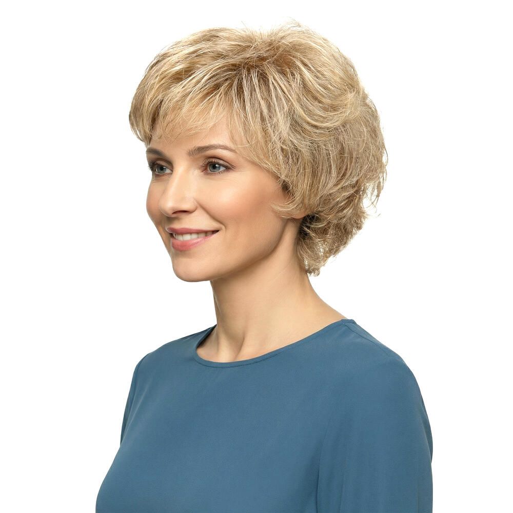 Blonde Kurzhaarperücke. Frau mit blauem Oberteil. Seitenansicht.
