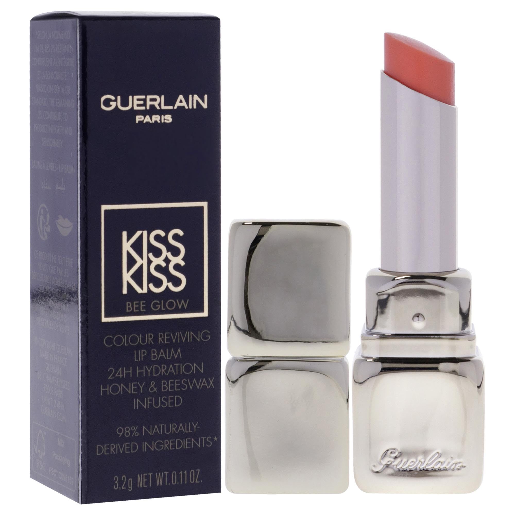 Geöffneter Lippenbalsam mit silberfarbener Hülse und Kappe. Auf der Verpackung steht "Guerlain Paris" und "Kiss Kiss".