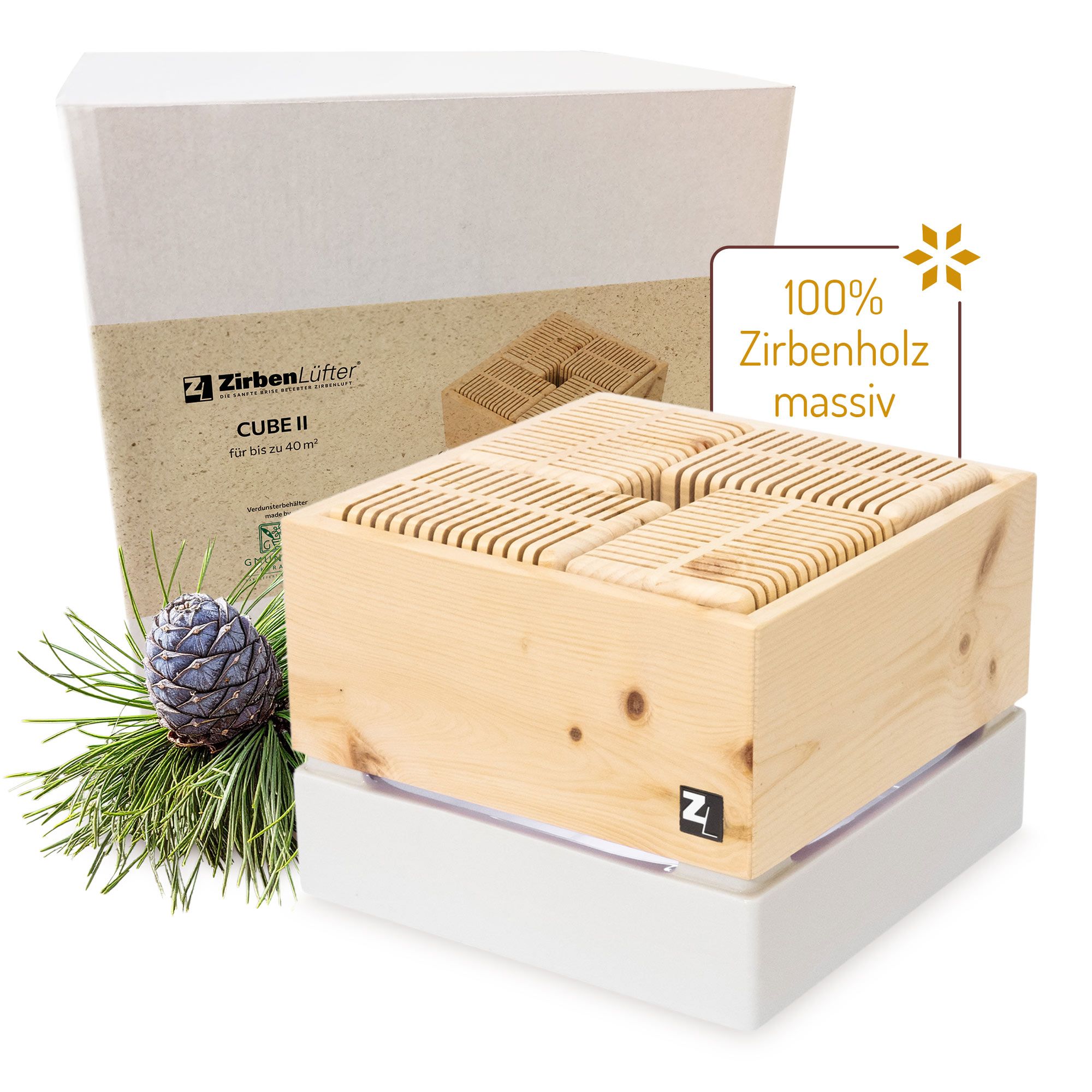 ZirbenLüfter® CUBE II, quadratisch, aus Holz, mit Holzlamellen. Auf weißem Sockel. Verpackung mit Produktname.