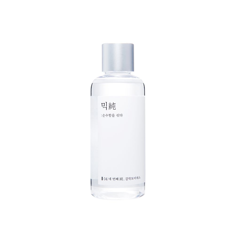 Klare Flasche mit silbernem Deckel und weißem Etikett mit koreanischem Text. Aufschrift: 순수함을 담다.