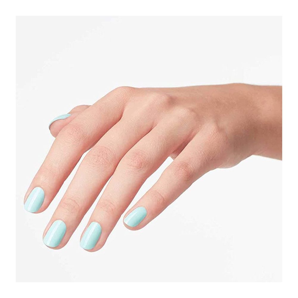 Hand mit hellblau lackierten Fingernägeln. Auf hellem Hintergrund.