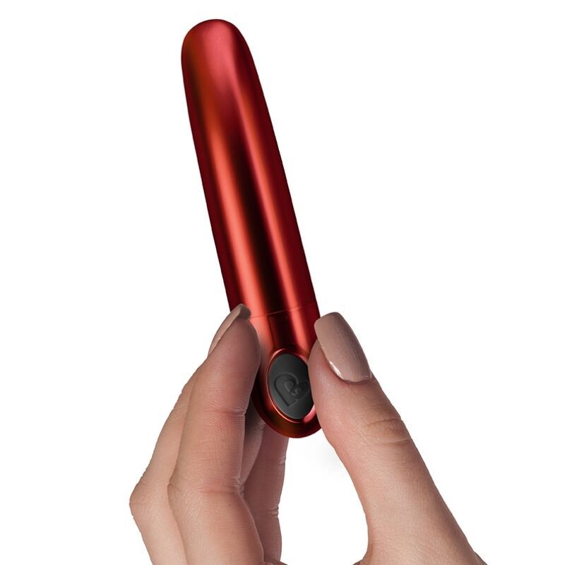 Roter Vibrator, länglich, mit schwarzem Knopf. Von Hand gehalten.