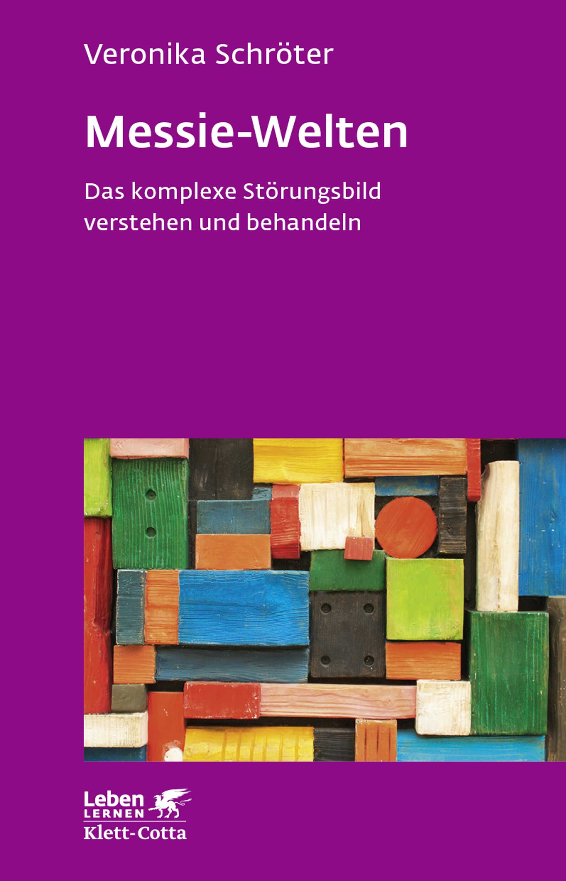 Buchcover von "Messie-Welten". Titel und Autorin sind sichtbar. Hintergrund: buntes Holz-Mosaik. Verlag: Klett-Cotta.