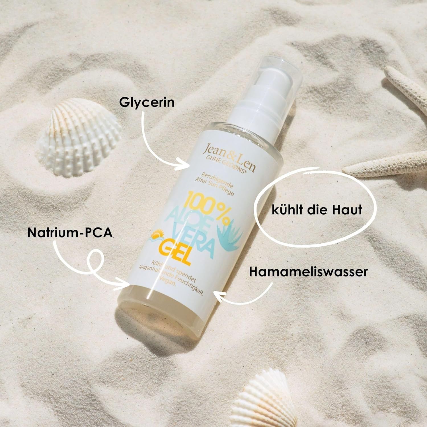 Flasche auf Sand. Beschriftung: 100% Aloe Vera Gel. Pfeile zeigen auf Inhaltsstoffe: Glycerin, Natrium-PCA, Hamameliswasser.