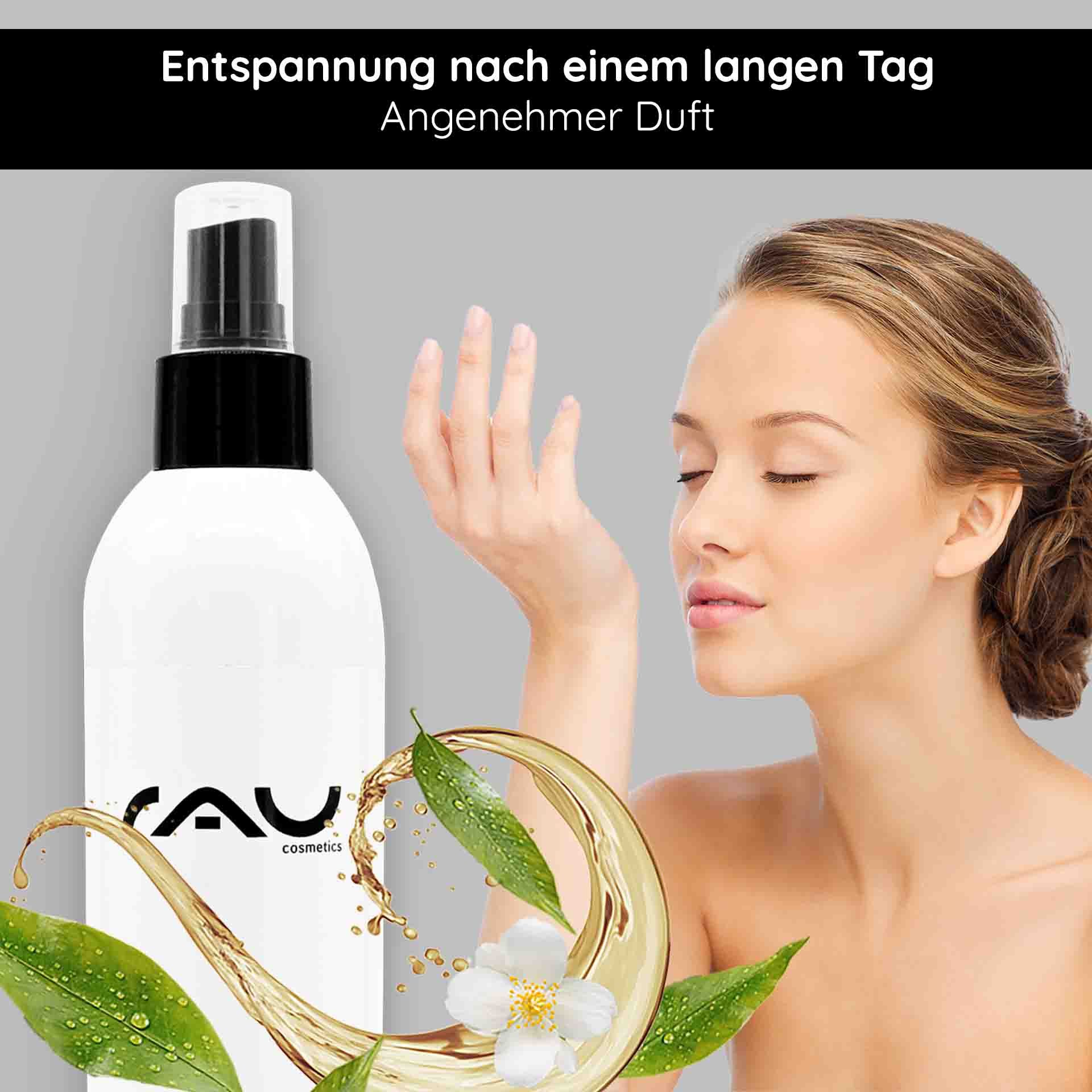 Frau riecht an einer Flüssigkeit. Weiße Flasche mit schwarzem Pumpkopf. Aufschrift: RAU Cosmetics, White Tea & Sugarbeet Showergel.