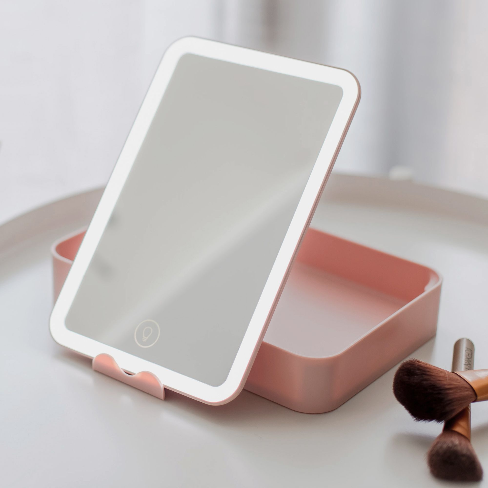 Beautycase, rosa, mit geöffnetem Spiegel. Rechteckige Form. Spiegel mit LED-Rahmen. Unten ein Fach.