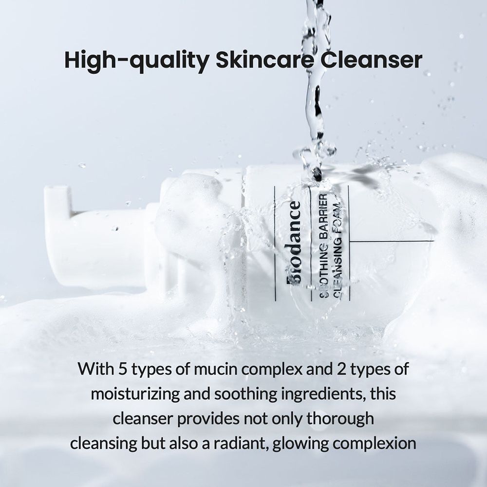 Produkt mit Text: BIODANCE, SOOTHING BARRIER CLEANSING FOAM. Text über Inhaltsstoffe und Wirkung. Wasserstrahl.