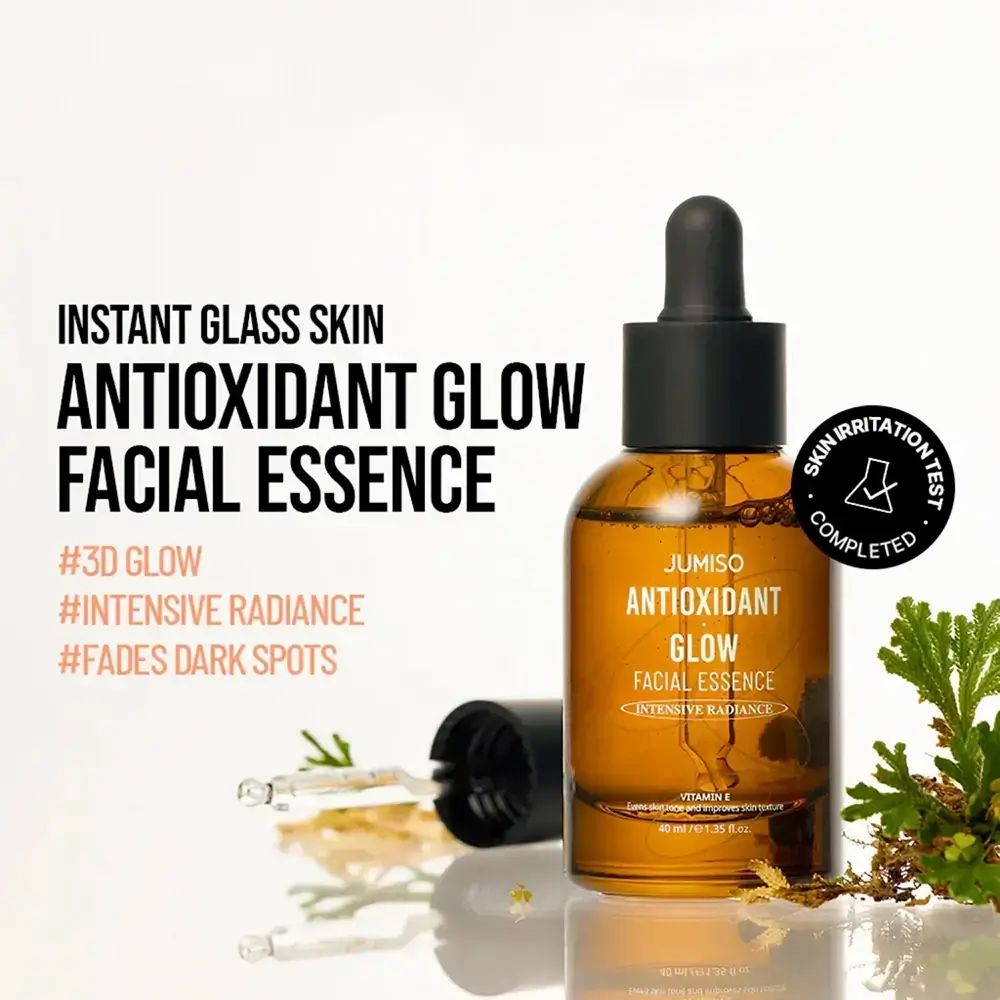 Braune Glasflasche mit schwarzem Deckel und Pipette. Aufschrift: JUMISO ANTIOXIDANT GLOW FACIAL ESSENCE. Skin Irritation Test Completed.
