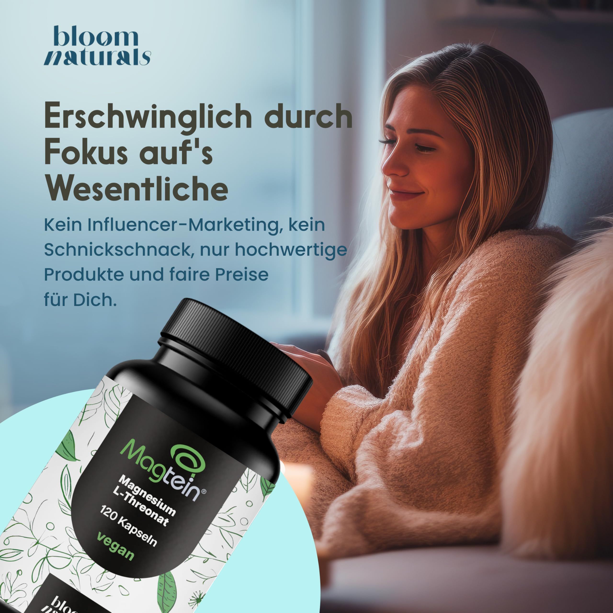 Eine Frau sitzt auf einem Sofa. Flasche mit Etikett: Magtein Magnesium L-Threonat, 120 Kapseln, vegan.