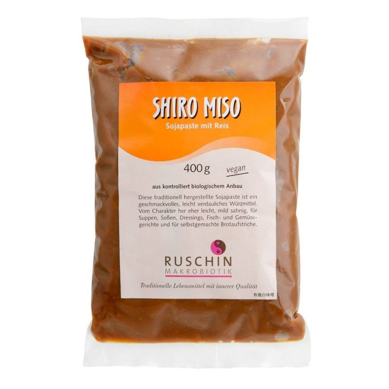Verpackung mit Shiro Miso Sojapaste. Orangefarbenes Etikett mit Text. Vegan, 400g. Marke Ruschin.