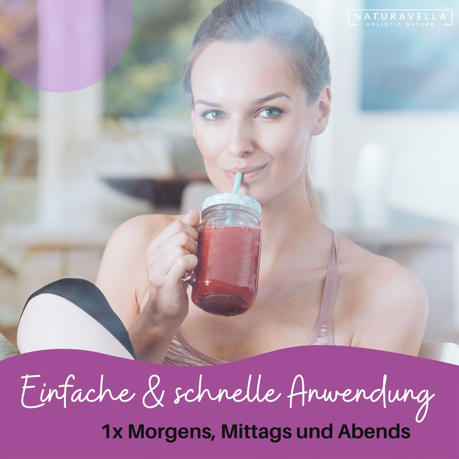 Frau trinkt Smoothie aus Glas mit Strohhalm. Aufschrift: "Einfache & schnelle Anwendung 1x Morgens, Mittags und Abends".