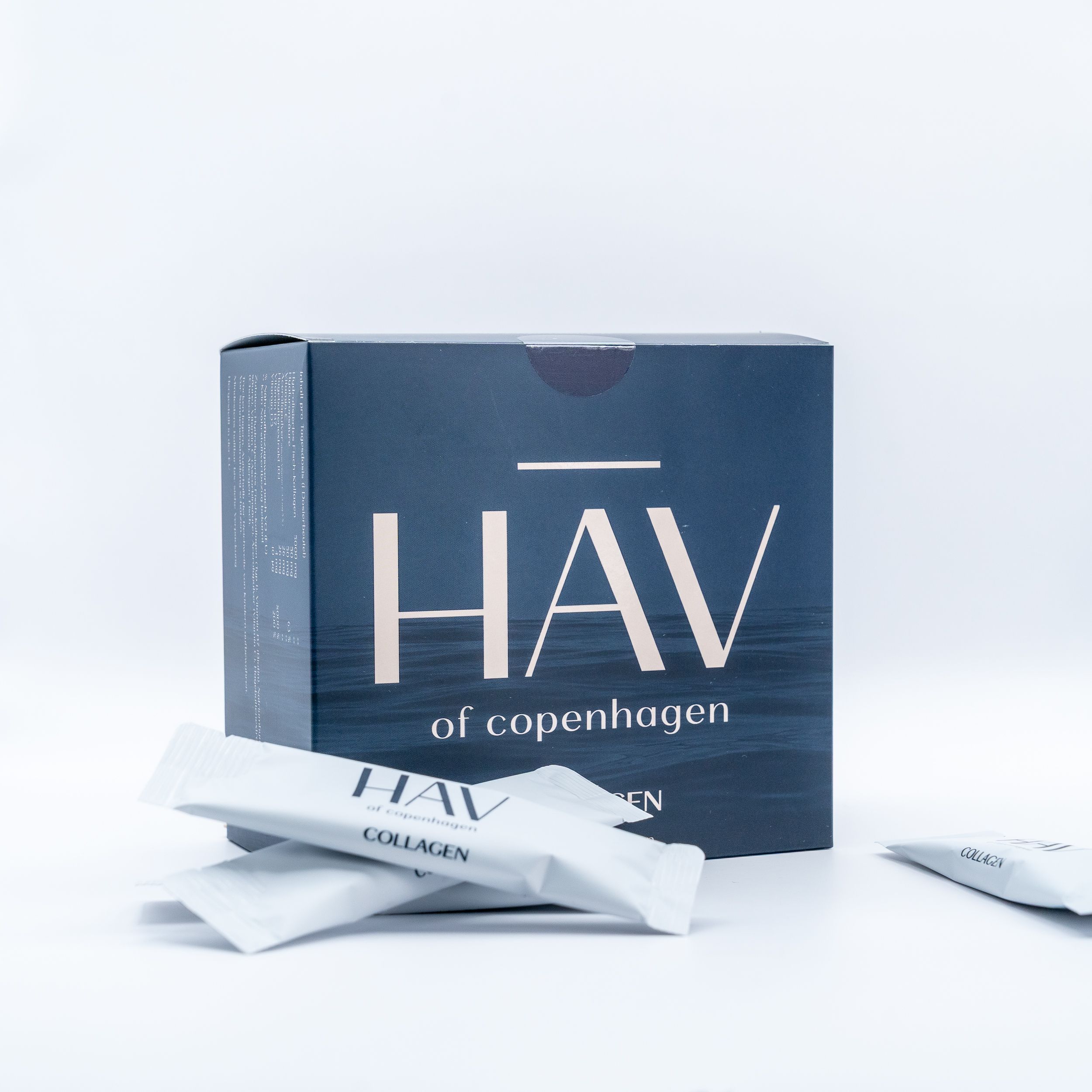 Schachtel mit HAV-Logo und Collagen-Sticks. Einige Sticks liegen vor der Schachtel.