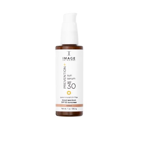 Braune Flasche mit weißem Pumpkopf. Text: IMAGE Skincare PREVENTION+ Sun Serum SPF 30 tinted. 1 oz / 28.3 g.