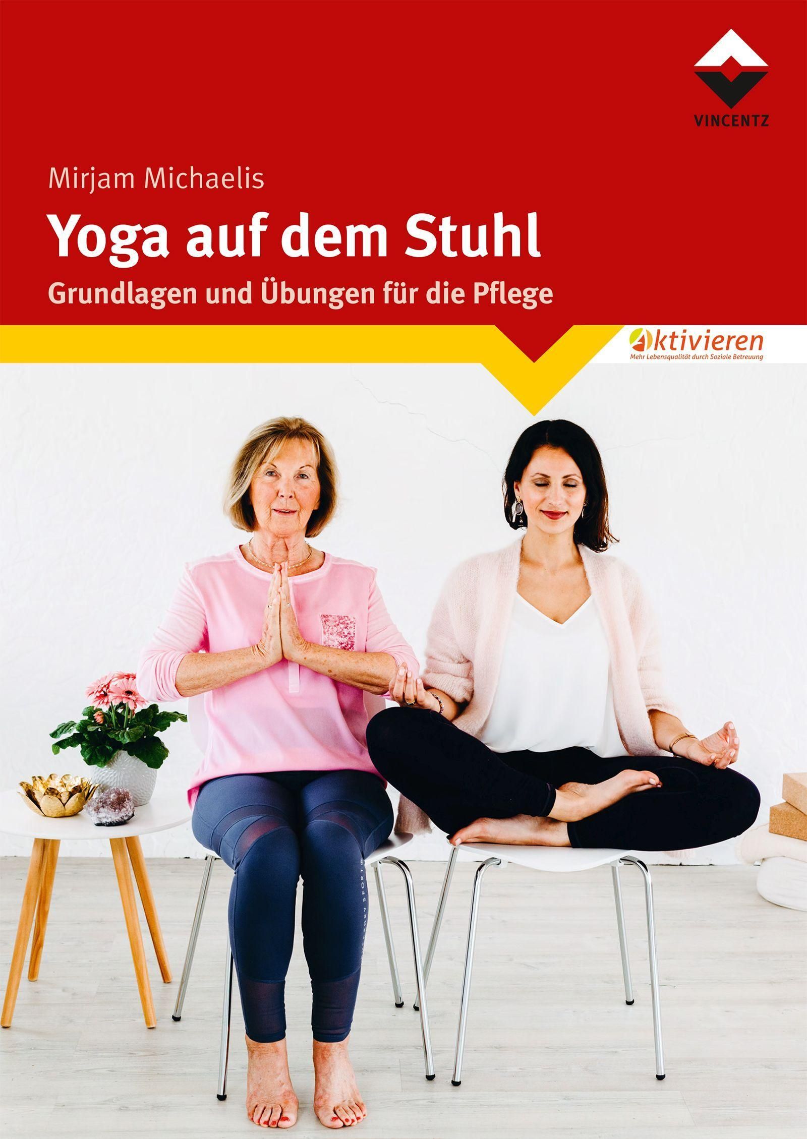 Buchcover: "Yoga auf dem Stuhl". Zwei Frauen sitzen auf Stühlen, eine in Yoga-Pose, die andere mit gefalteten Händen. Roter Hintergrund.