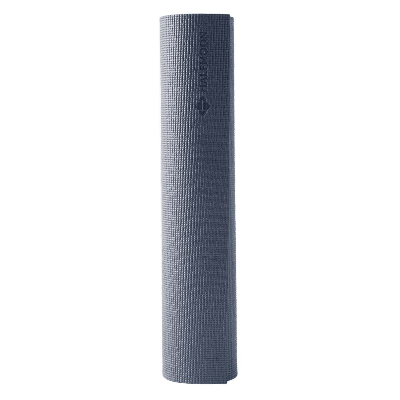 Gerollte Yogamatte, grau. Oberseite mit geriffelter Textur. Logo und Schriftzug HALFMOON.