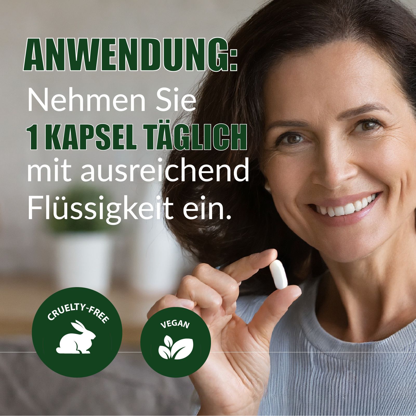 Frau hält eine Kapsel zwischen den Fingern. Text: Nehmen Sie 1 Kapsel täglich mit ausreichend Flüssigkeit ein. Logos: Cruelty-Free, Vegan.