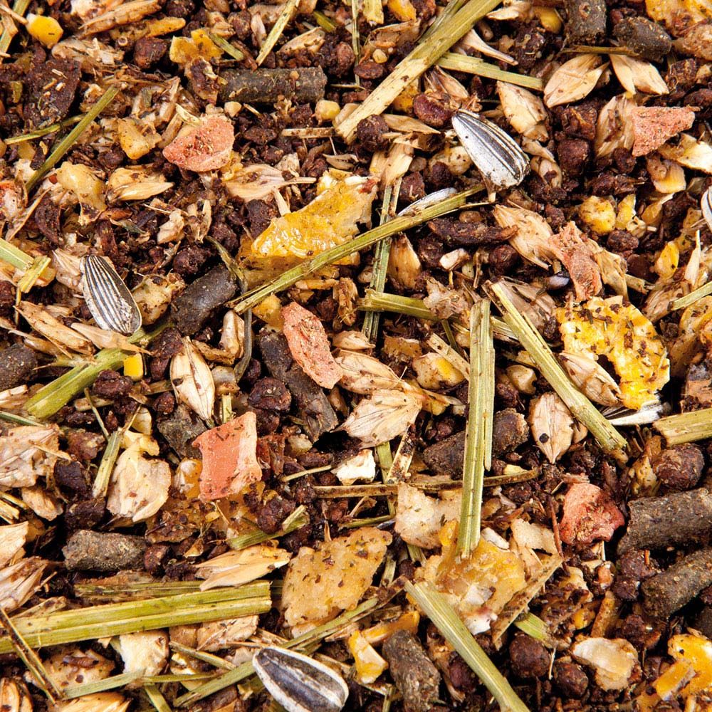 Nahaufnahme von Tierfutter. Verschiedene Zutaten: Sonnenblumenkerne, Getreide, Kräuter und andere Bestandteile.