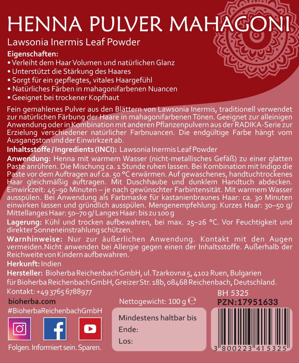 Text auf rotem Hintergrund. Henna Pulver Mahagoni, Inhaltsstoffe, Anwendung, Lagerung, Warnhinweise, Herstellerinformationen. 100 g, Mindesthaltbarkeit.
