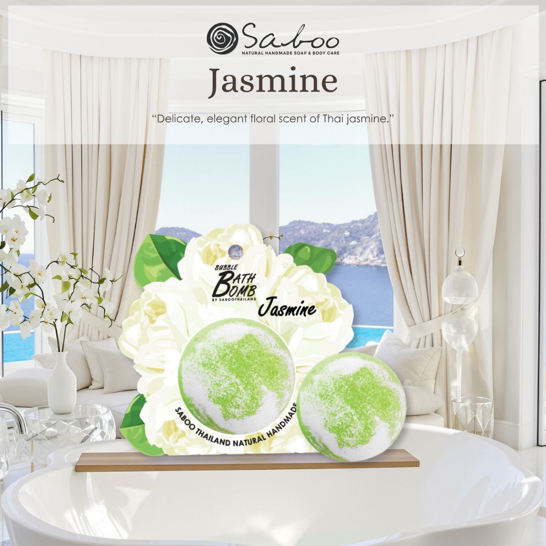 Zwei grüne Badebomben mit Jasmin-Aufdruck. Text: SABOO, Bubble Bath Bomb, Jasmin. Frau in Badewanne.