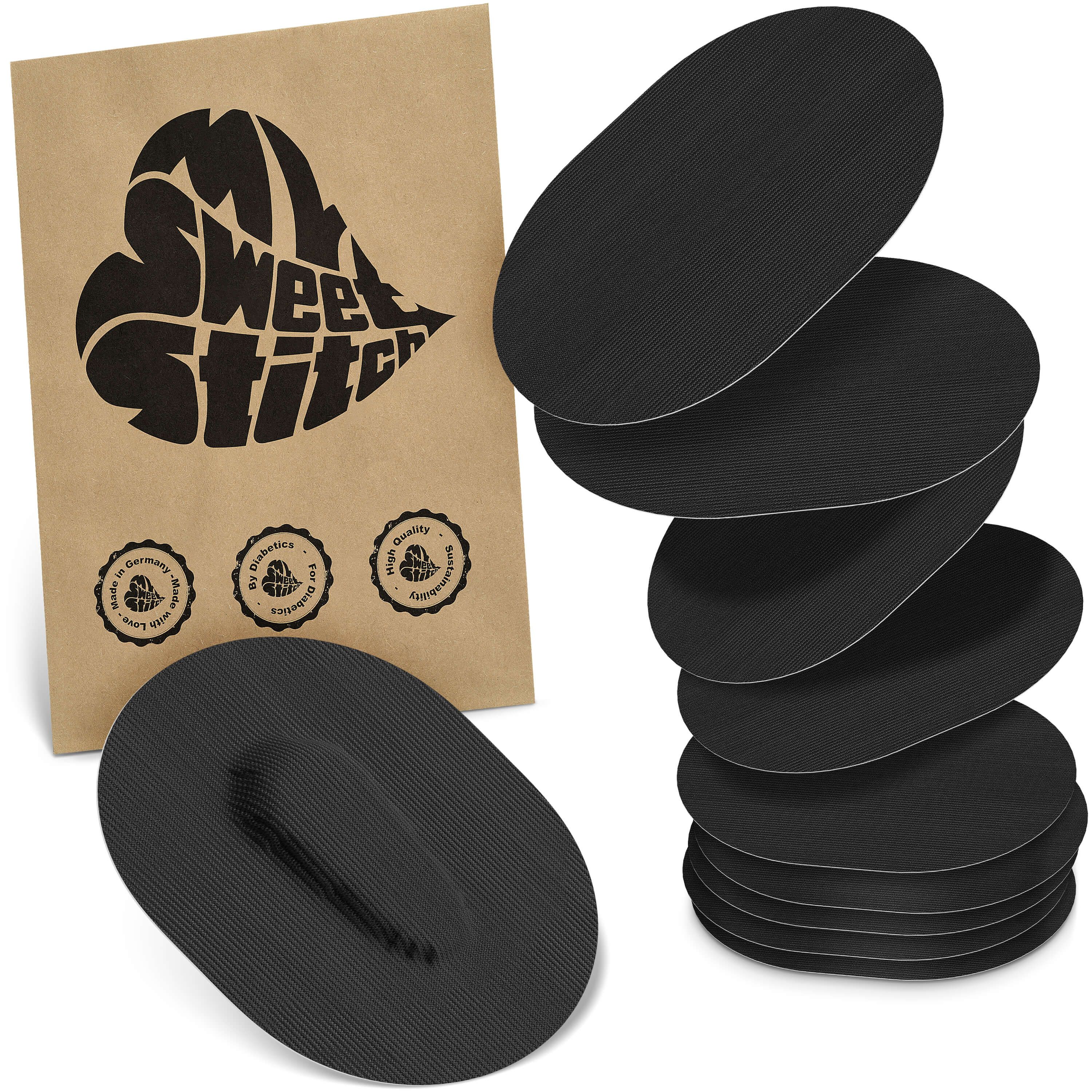 Schwarze, ovale Pflaster. Eine Packung mit Logo und Qualitätssiegeln. Einzelnes Pflaster mit Aussparung. Stapel von Pflastern.