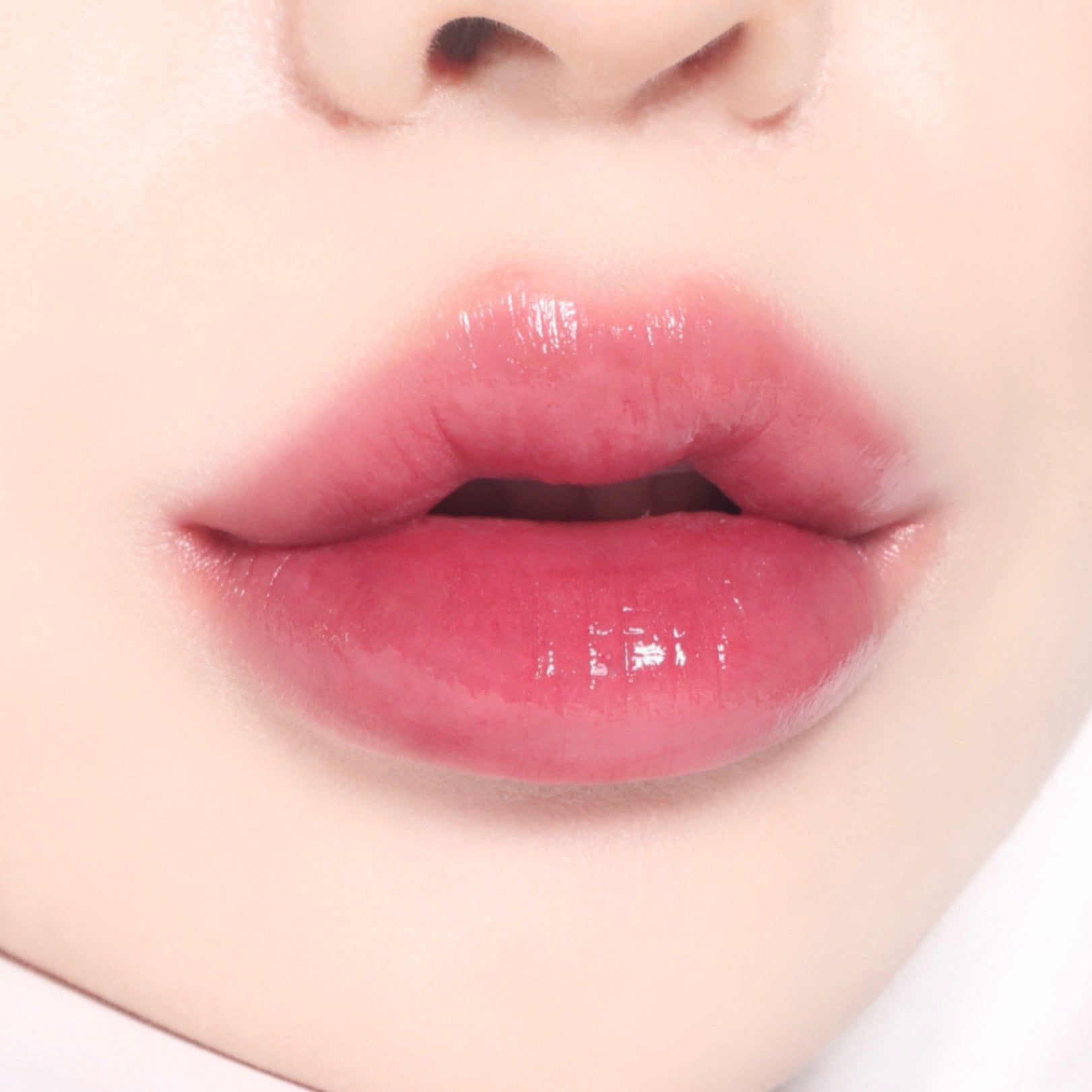 Nahaufnahme von Lippen mit rosafarbenem Lipgloss.