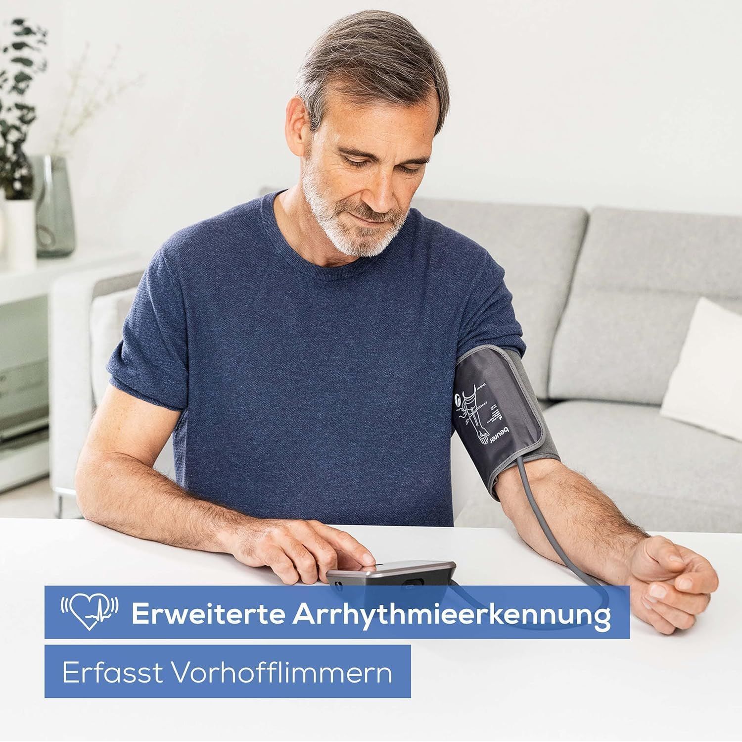 Blutdruckmessgerät am Arm eines Mannes. Manschette am Oberarm. Text: Erweiterte Arrhythmieerkennung. Erfasst Vorhofflimmern.