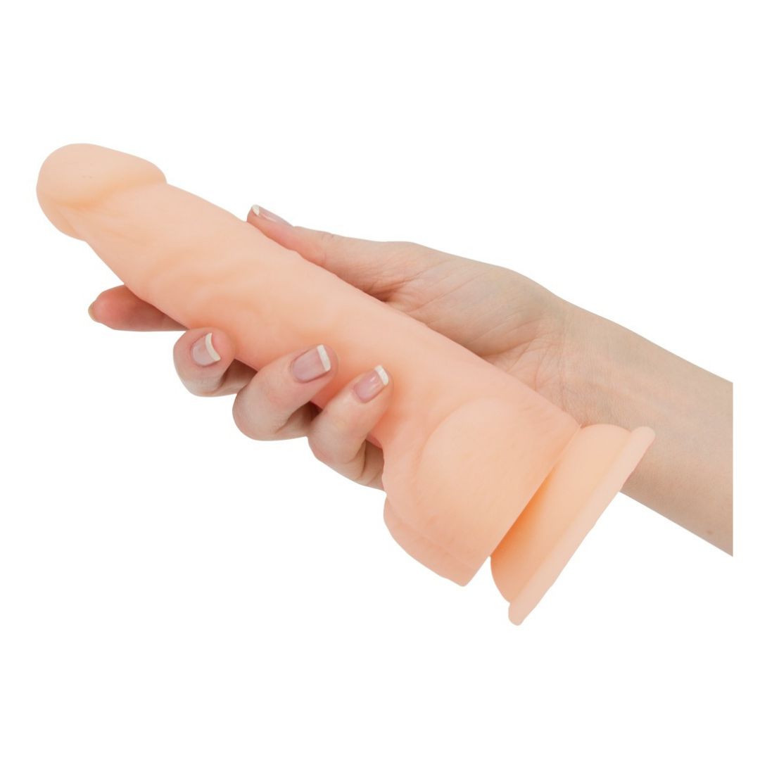 Beigefarbener Dildo in einer Hand gehalten. Der Dildo hat eine abgerundete Spitze und einen Saugfuß.