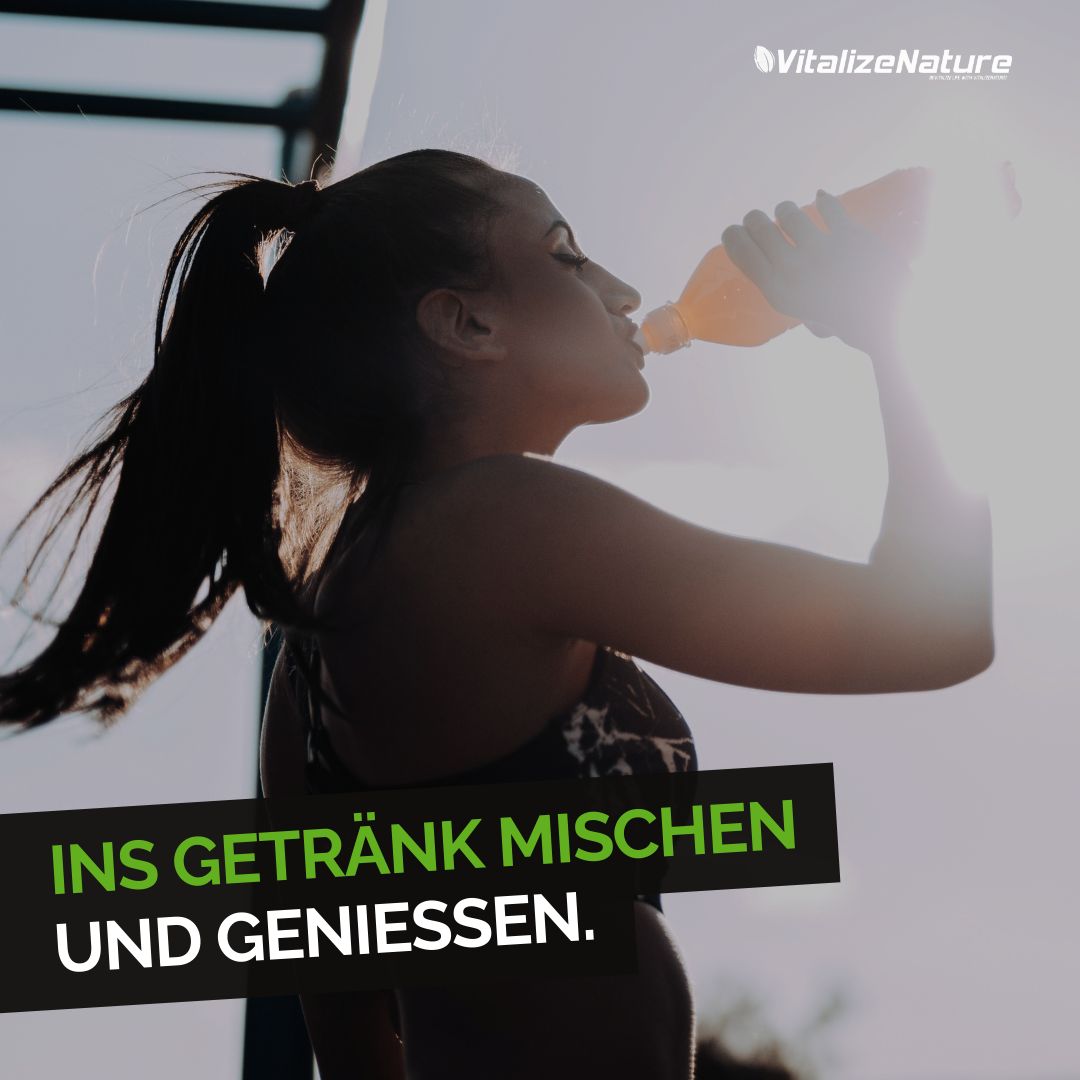 Frau trinkt aus einer Flasche. Text: Ins Getränk mischen und genießen. Sonnenschein im Hintergrund.