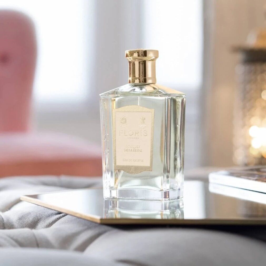 Floris Eau de Toilette Flakon auf einem Spiegel. Goldener Verschluss, Etikett mit königlichem Wappen.