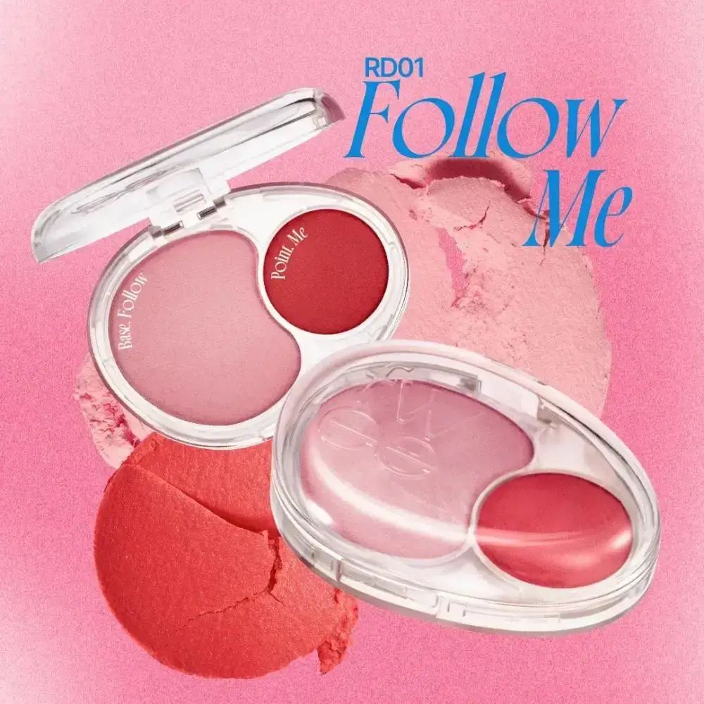 Zwei FWEE Mellow Dual Blusher RD01. Ein geöffneter und ein geschlossener Rouge. Daneben Rouge-Puder in Rosa und Rot.
