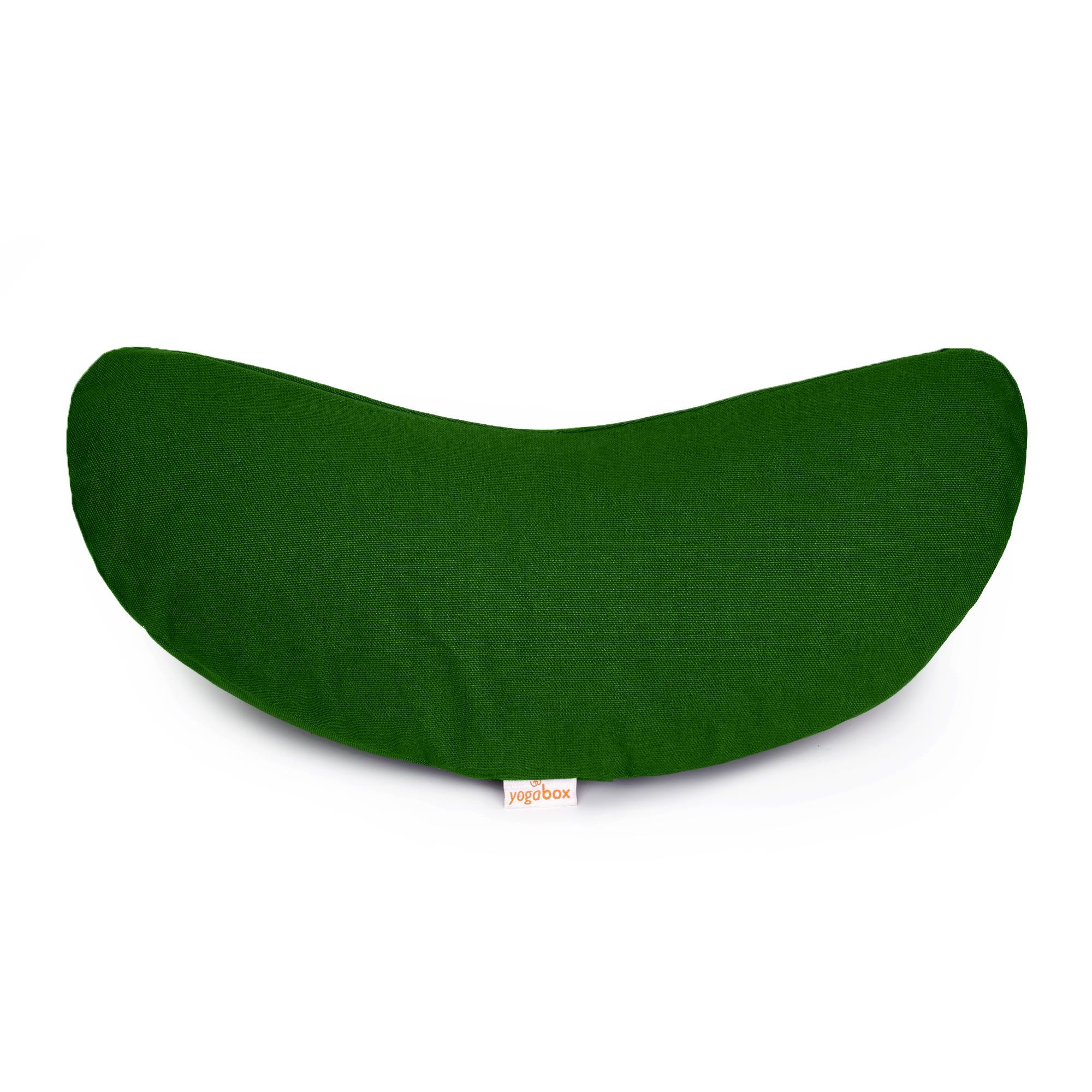 Grünes Halbmond-Yogakissen mit kleinem weißen Etikett.