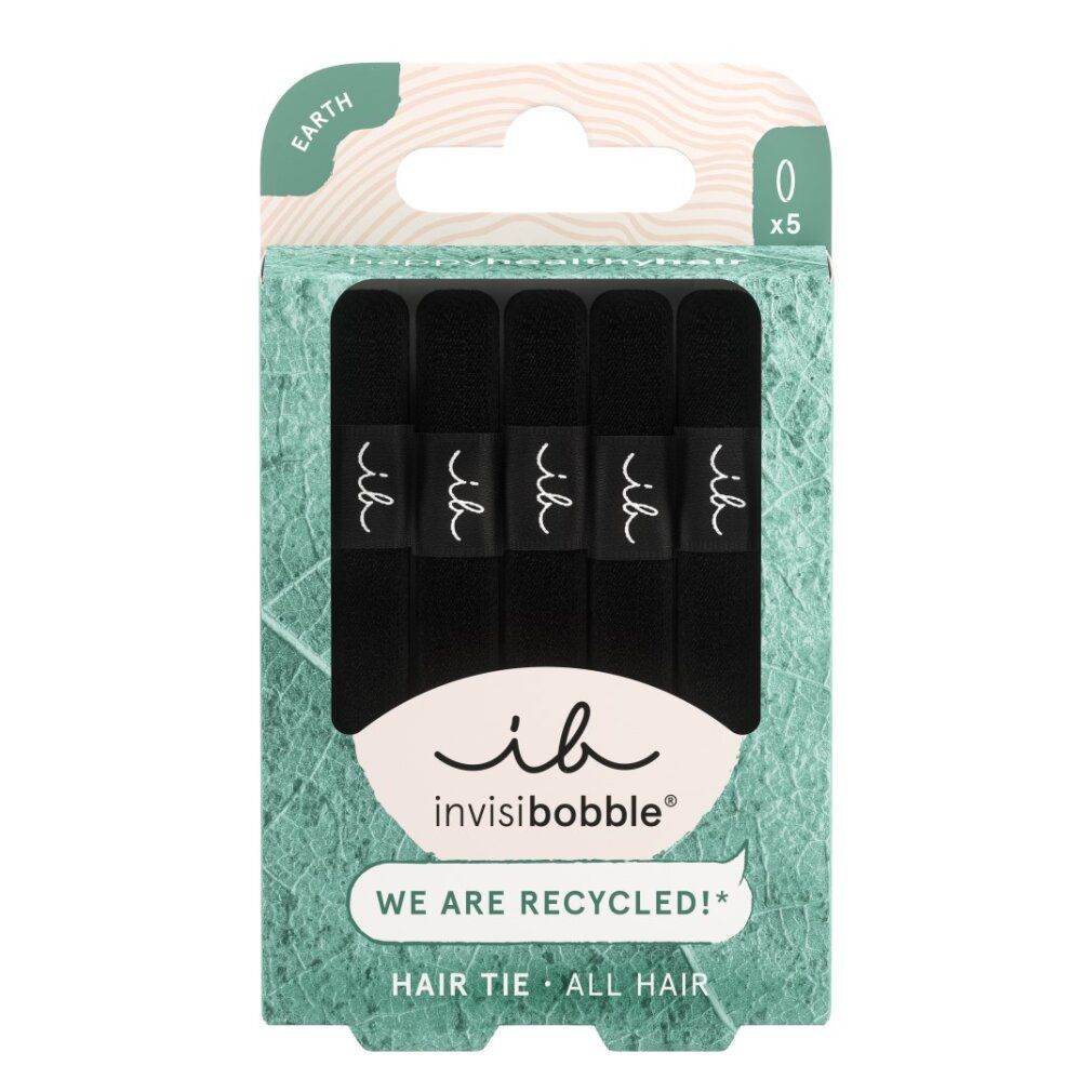 Verpackung mit 5 schwarzen Haargummis. Marke: invisibobble. Aufschrift: We are recycled. Für alle Haare geeignet.