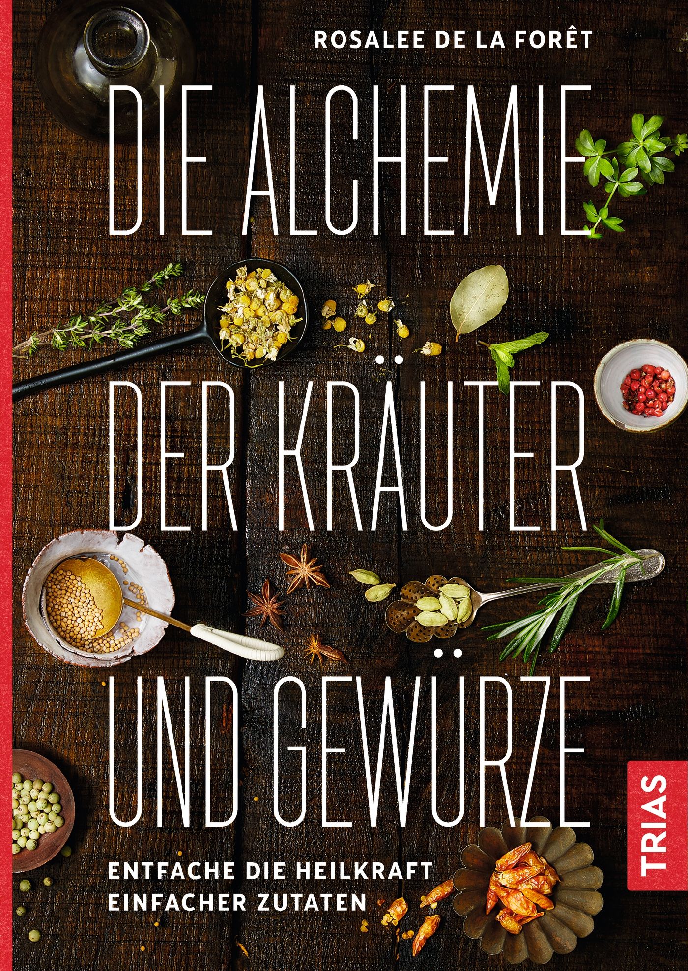 Buchcover mit Titel: Die Alchemie der Kräuter und Gewürze. Kräuter und Gewürze auf Holzuntergrund. Autor: Rosalee de la Forêt.