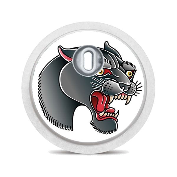 Runder Aufkleber mit einem Panther-Tattoo. Weißer Rand, silbernes Element.