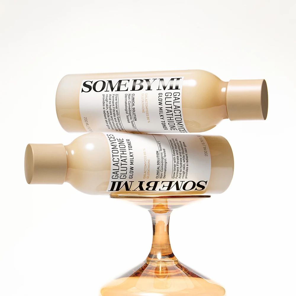Zwei Flaschen SOME BY MI, Galactomyces Glutathione Glow Milky Toner, auf einem Glas.