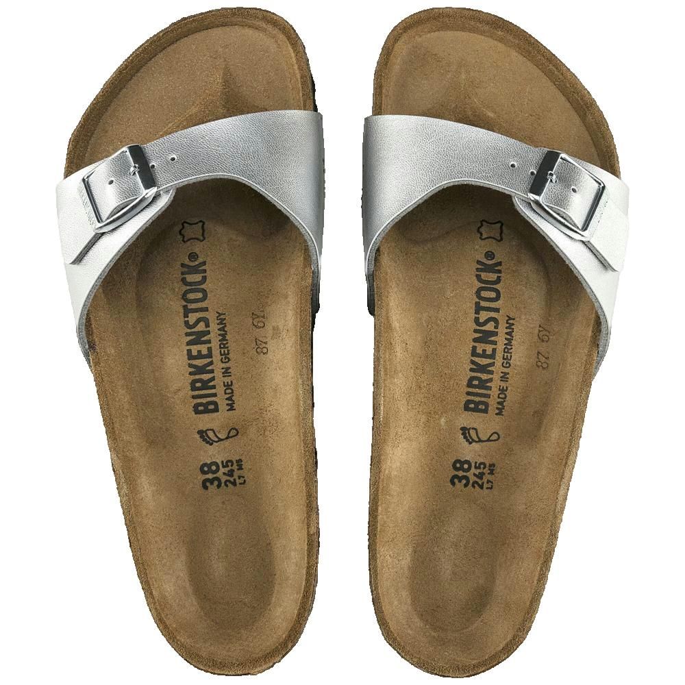 Due sandali Birkenstock Madrid argento. Vista dall'alto. Visibile: marchio, taglia 38, plantare in sughero.