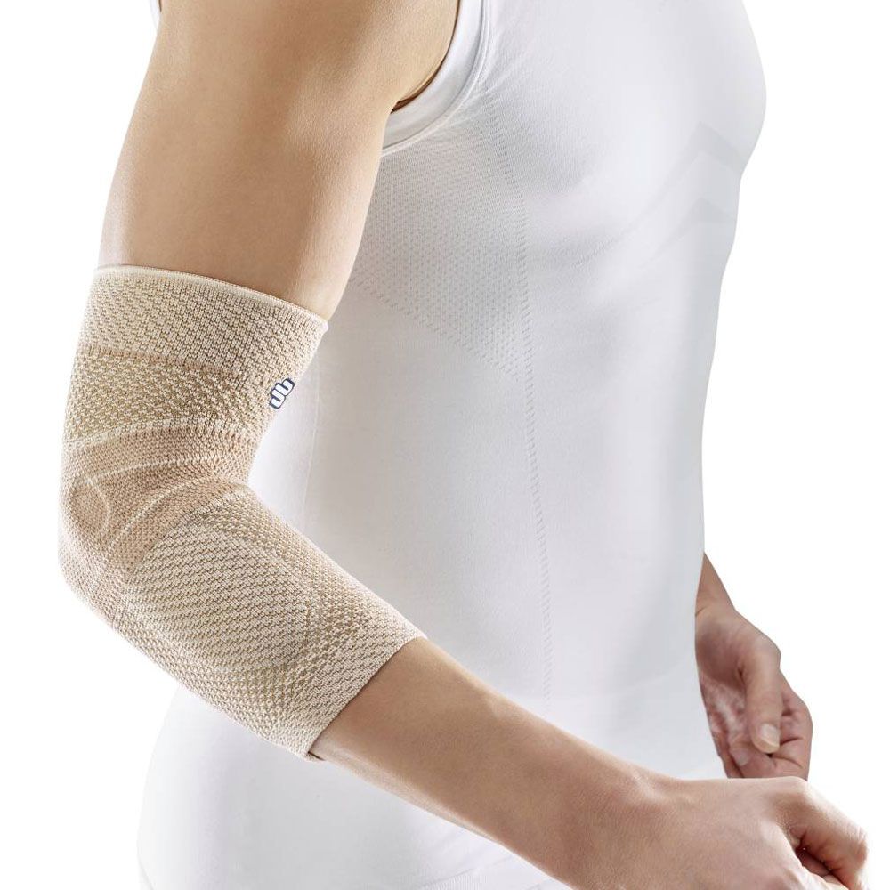 Beige Ellenbogenbandage. Mesh-Gewebe, anatomische Form. Am Arm einer Person getragen.