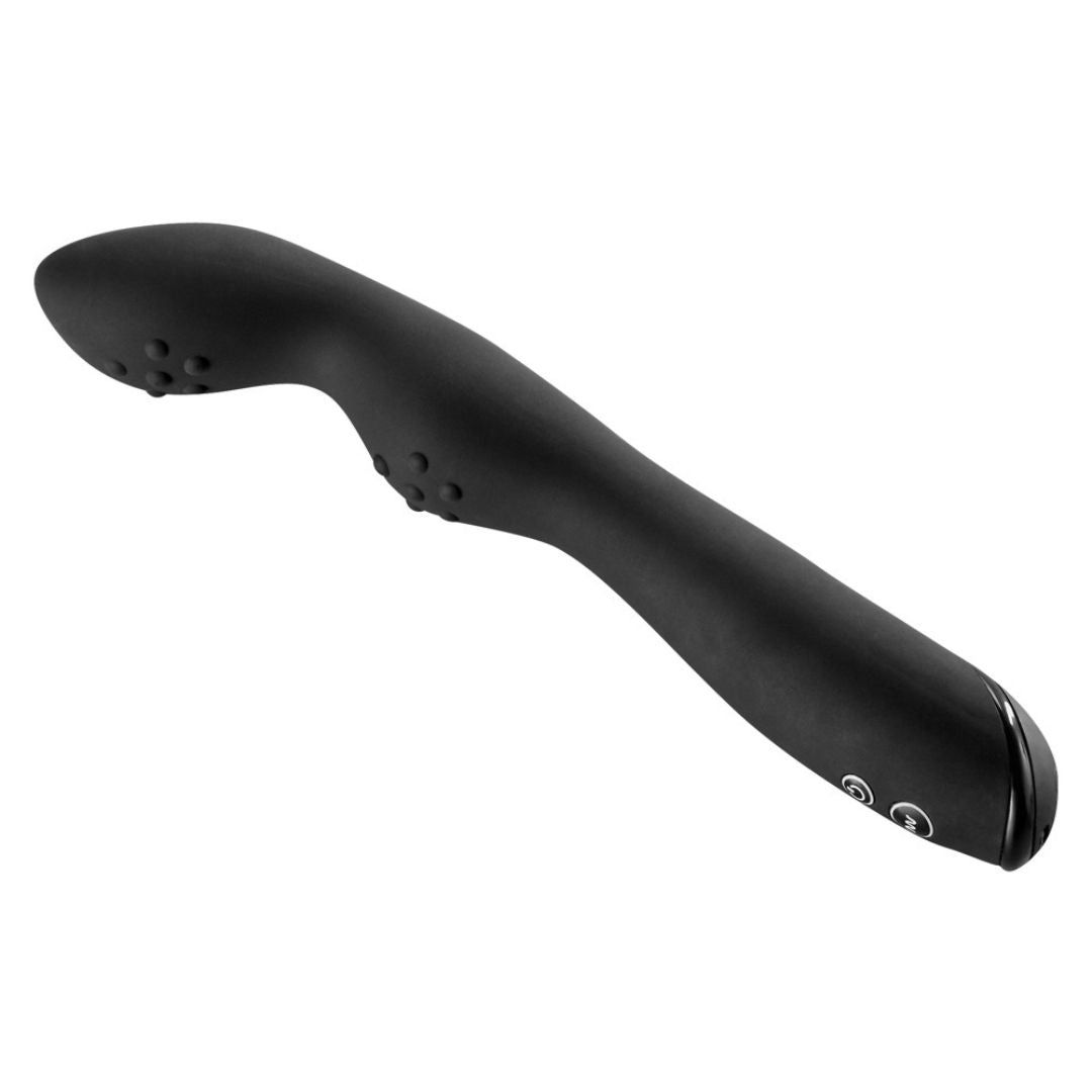 Schwarzer Vibrator mit gebogener Form. Kleine, runde Erhebungen auf der Oberfläche. Zwei Knöpfe am Ende.