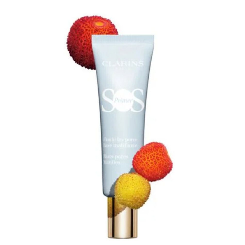 Hellblauer Clarins SOS Primer mit Früchten. Text: Floute les pores, base matifiante, blurs pores, mattifies.