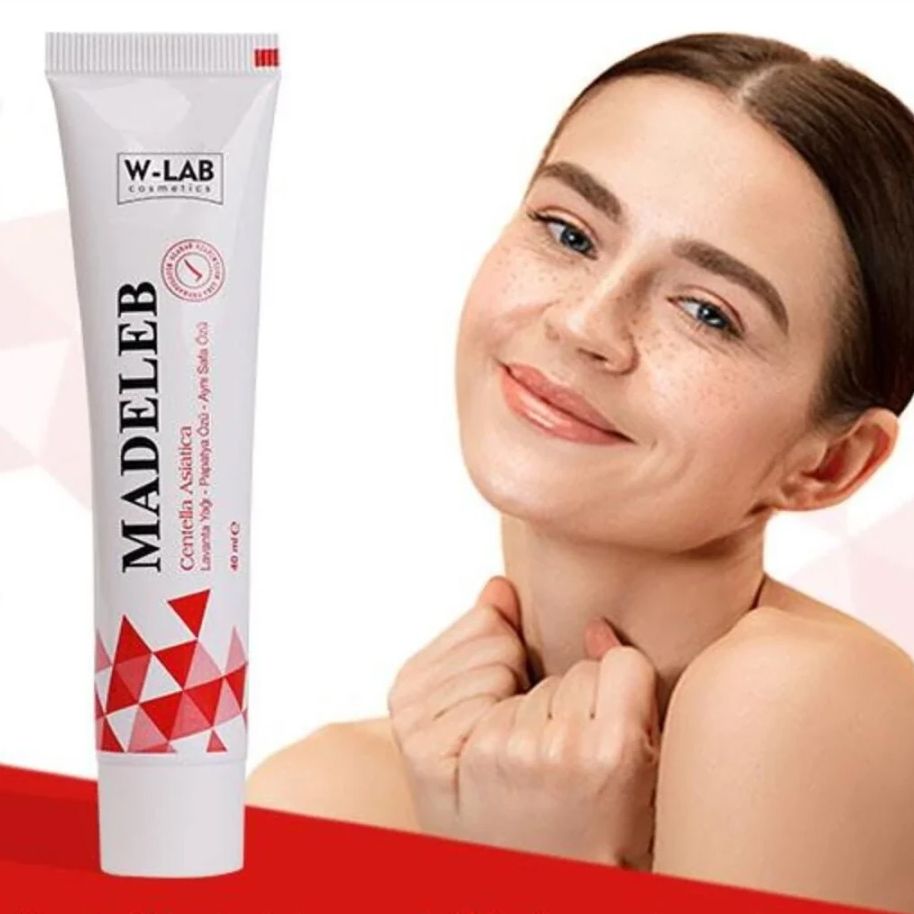 Frau hält Tube mit Produktnamen und Inhaltsstoffen. Marke W-LAB. Rote und weiße geometrische Muster. 40 ml.