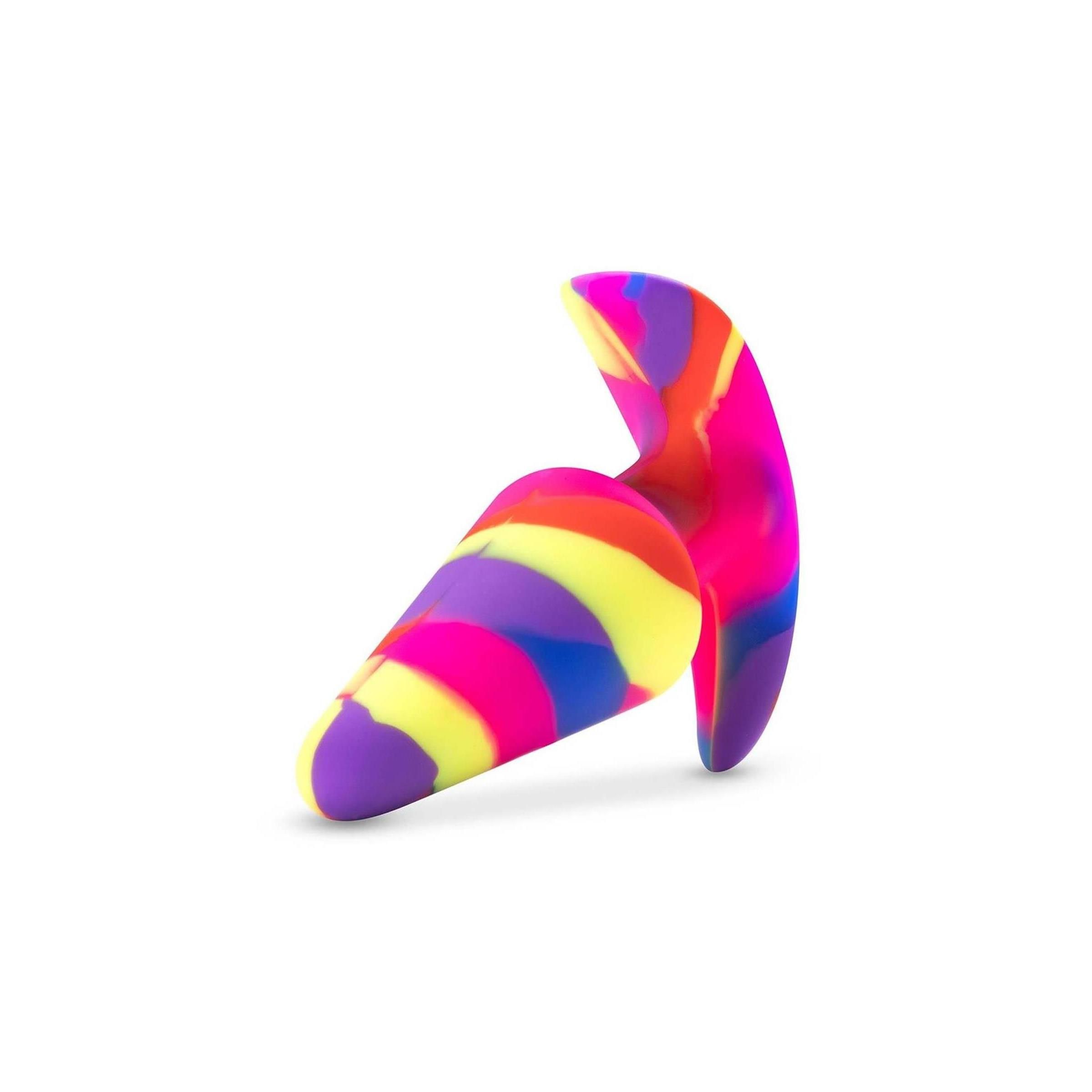 Mehrfarbiger Analplug aus Silikon. Geformt mit gebogener Spitze und Basis. Farbverlauf von Lila, Gelb, Orange und Pink.