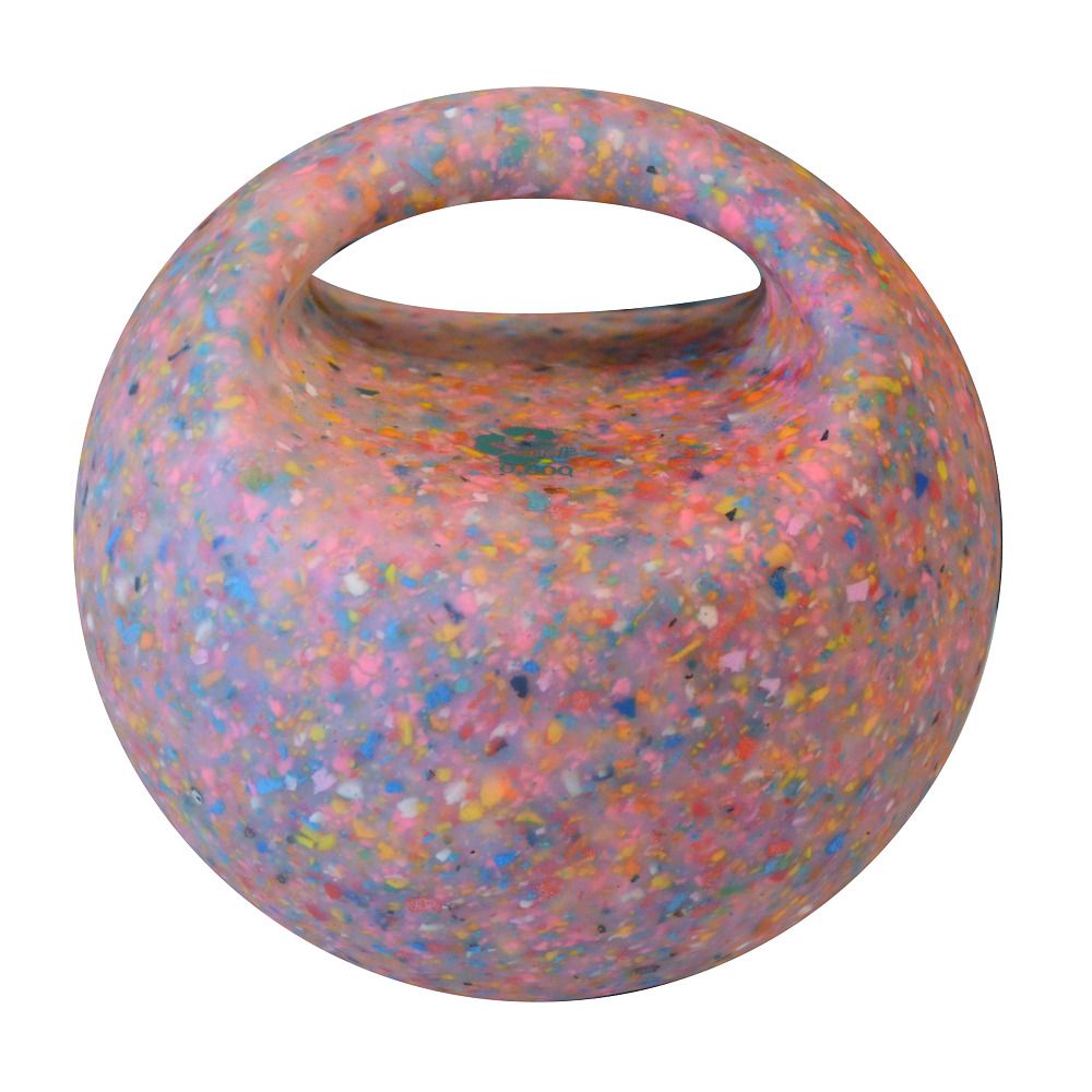 Runder Medizinball mit Griff aus recyceltem Material. Bunt gesprenkeltes Muster. Griff oben.