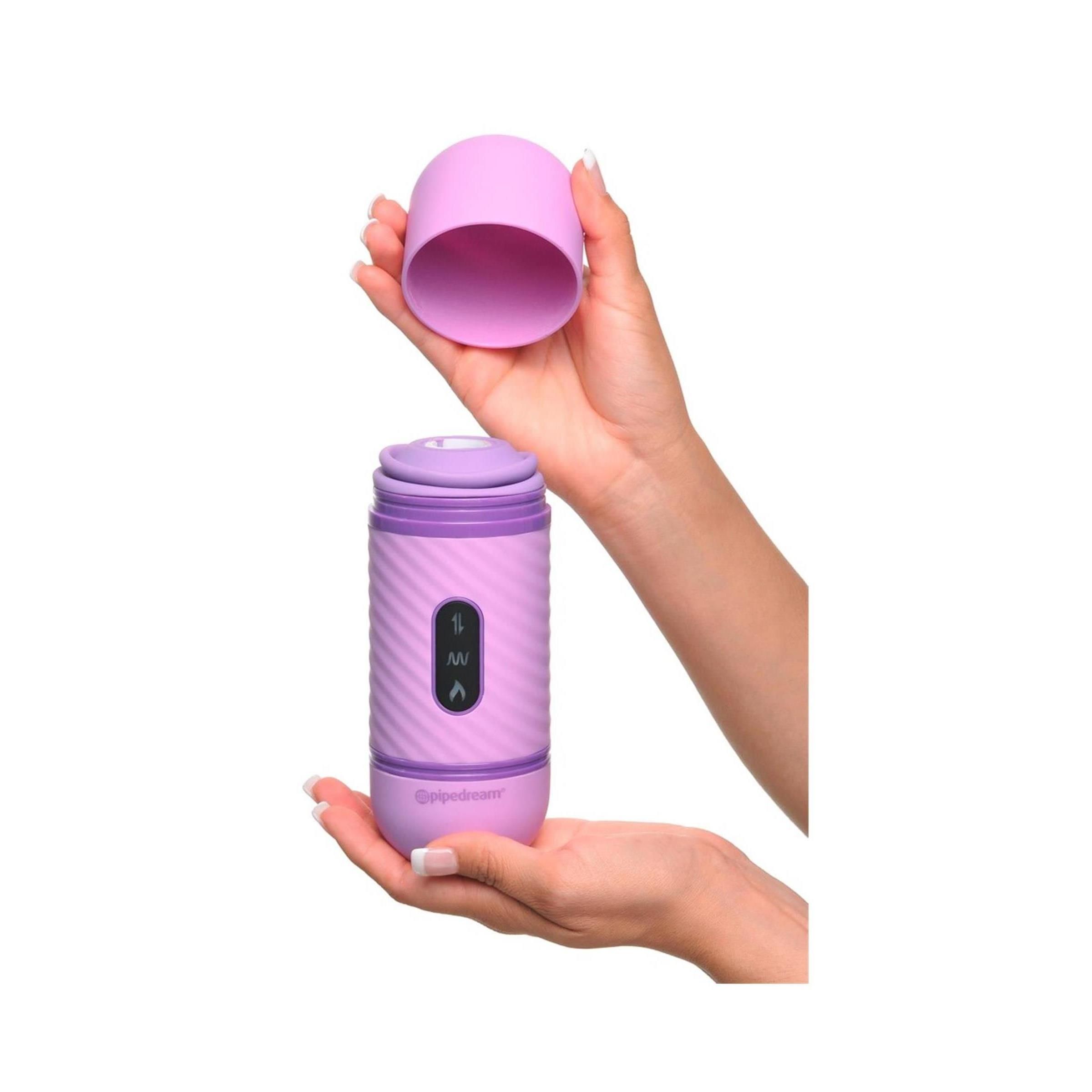 Lila Wellness-Produkt, zerlegt. Zylindrischer Körper, abgerundete Spitze. Produkt wird von Händen gehalten.