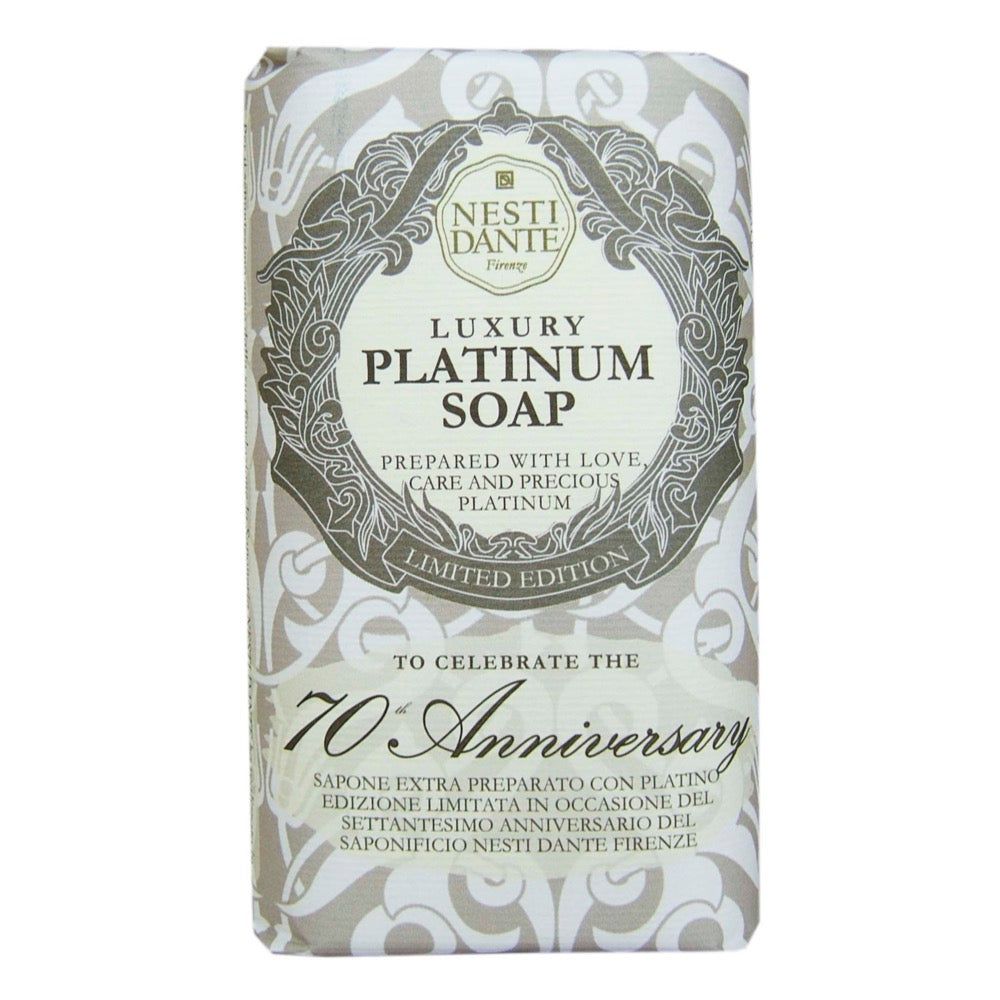 Seife mit Verpackung. Text: Nesti Dante, Luxury Platinum Soap, 70th Anniversary, Limited Edition.