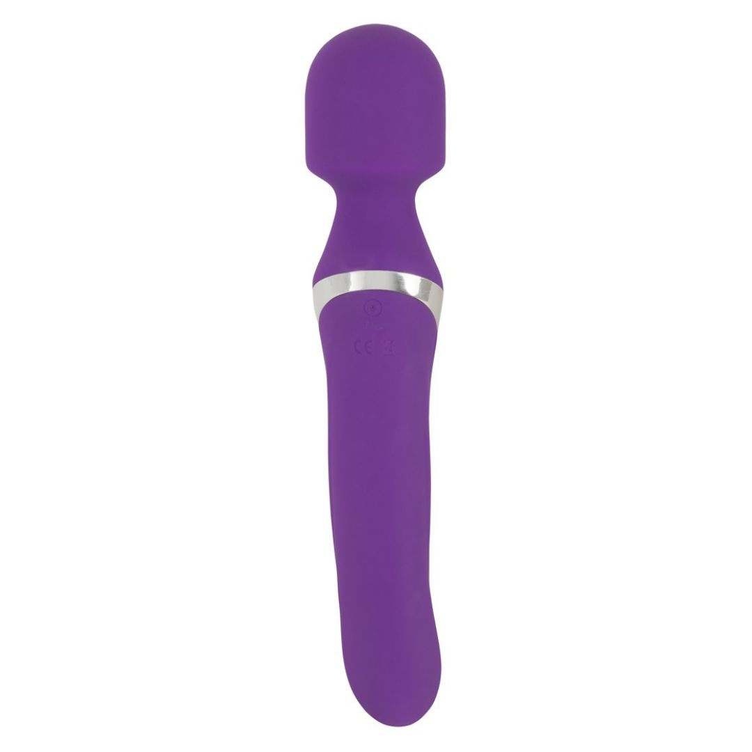 Lila Vibrator mit abgerundetem Kopf. Silberfarbener Akzent. Schlanke Form.