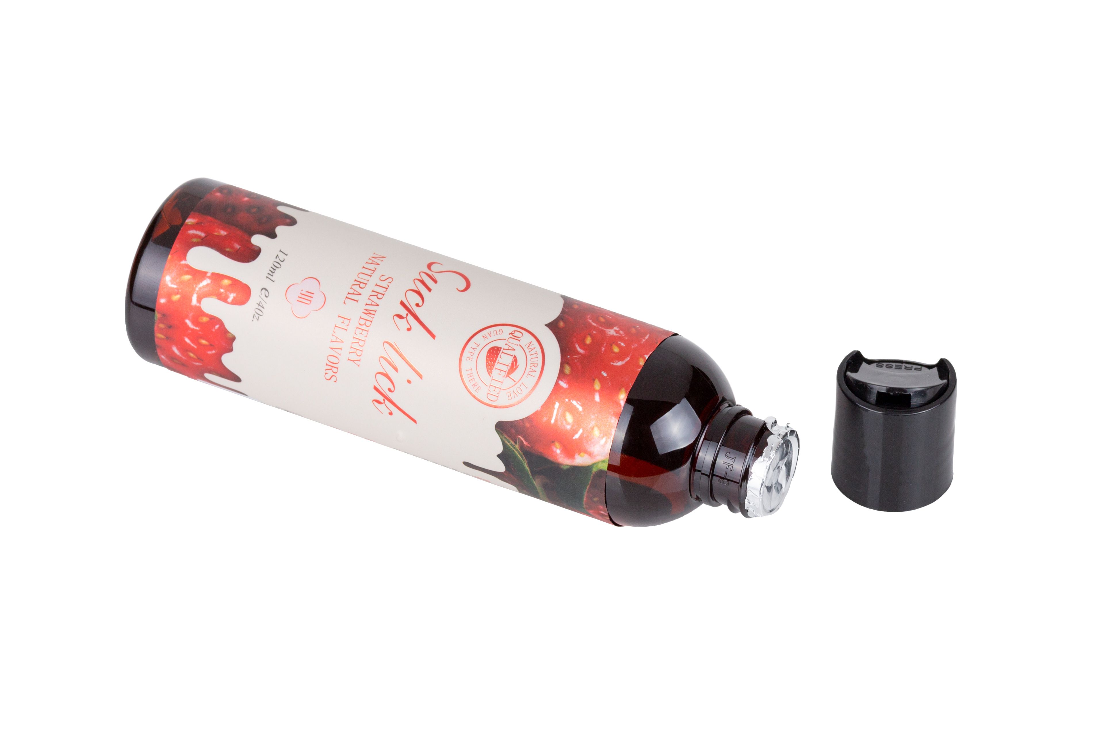 Flasche mit roter Flüssigkeit, schwarzem Deckel und geöffneter Folie. Aufschrift: Suck lick, Erdbeergeschmack.